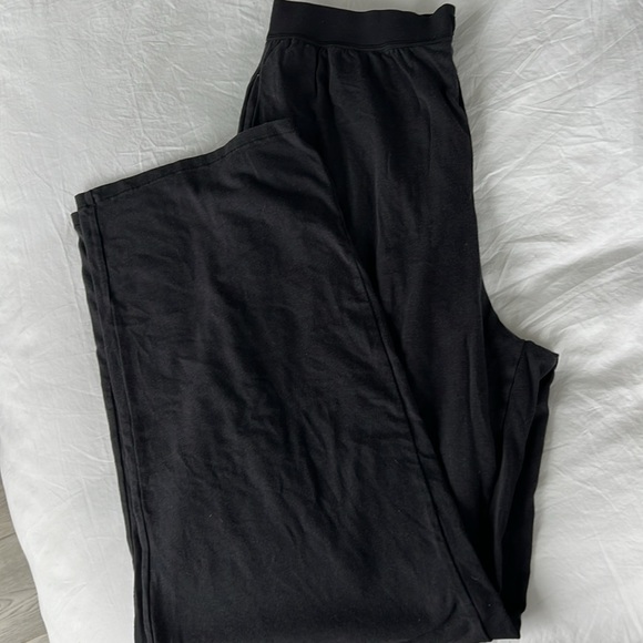 Skims relaxed lounge pant in size small (black) - Picture 2 of 3